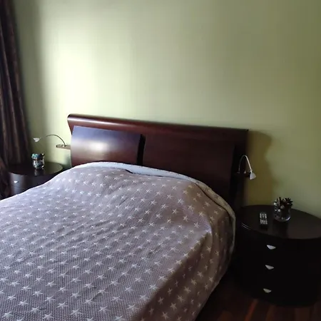 в центре города-курорта рядом с пляжем