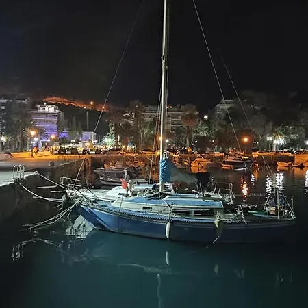 в центре города-курорта рядом с пляжем Loutráki