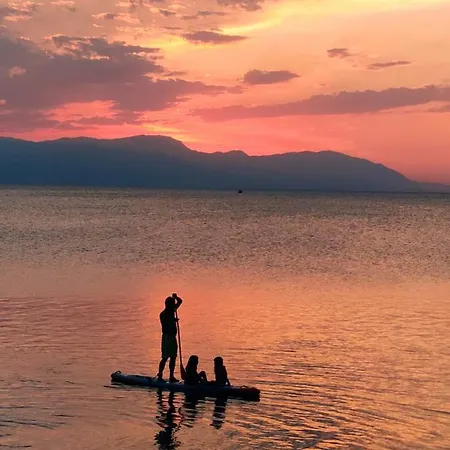 в центре города-курорта рядом с пляжем