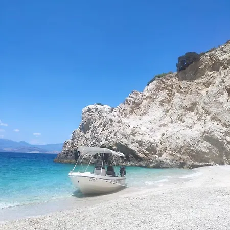 в центре города-курорта рядом с пляжем *