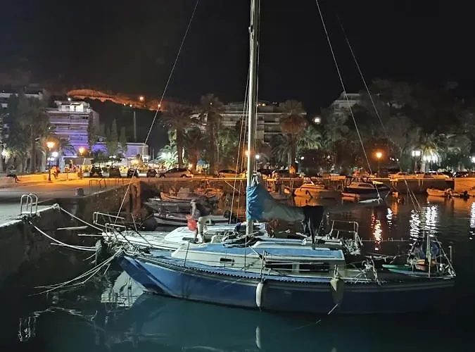 в центре города-курорта рядом с пляжем Loutraki (Corinthia)