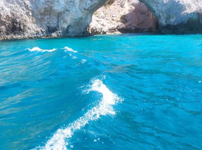 в центре города-курорта рядом с пляжем Loutraki (Corinthia)