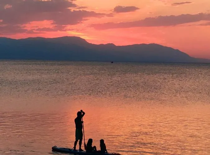 в центре города-курорта рядом с пляжем