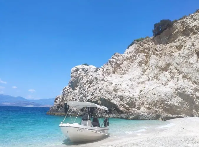 в центре города-курорта рядом с пляжем *